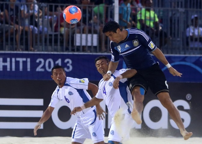 Brasil derrota a El Salvador y Uruguay a Omán en el Mundial de fútbol playa