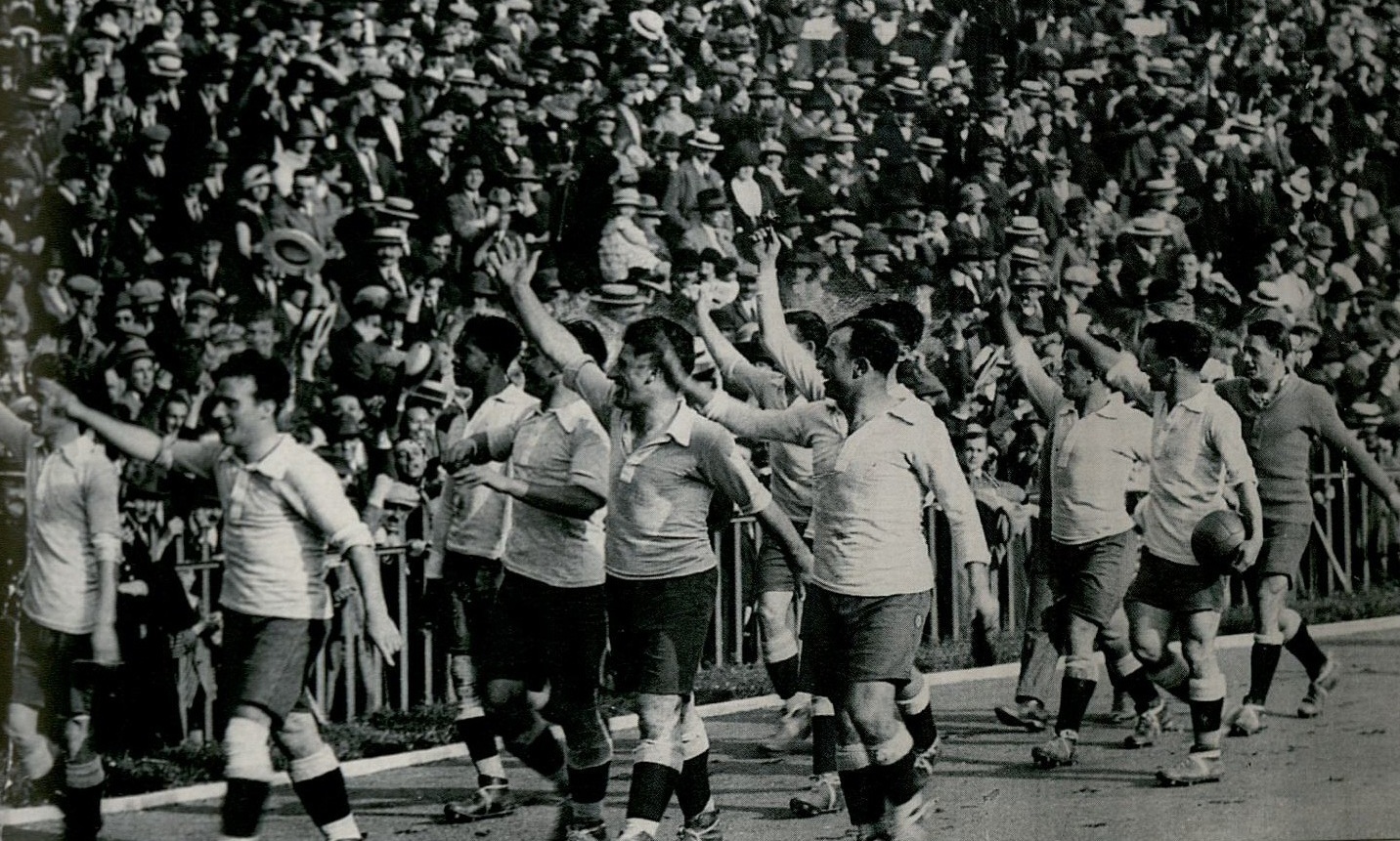 Así nació la vuelta olímpica. Año 1924, Uruguay campeón olímpico en Colombes, Francia. Los consagrados sudamericanos, asombran y saludan a la multitud y recorren alrededor de la cancha. - CONMEBOL