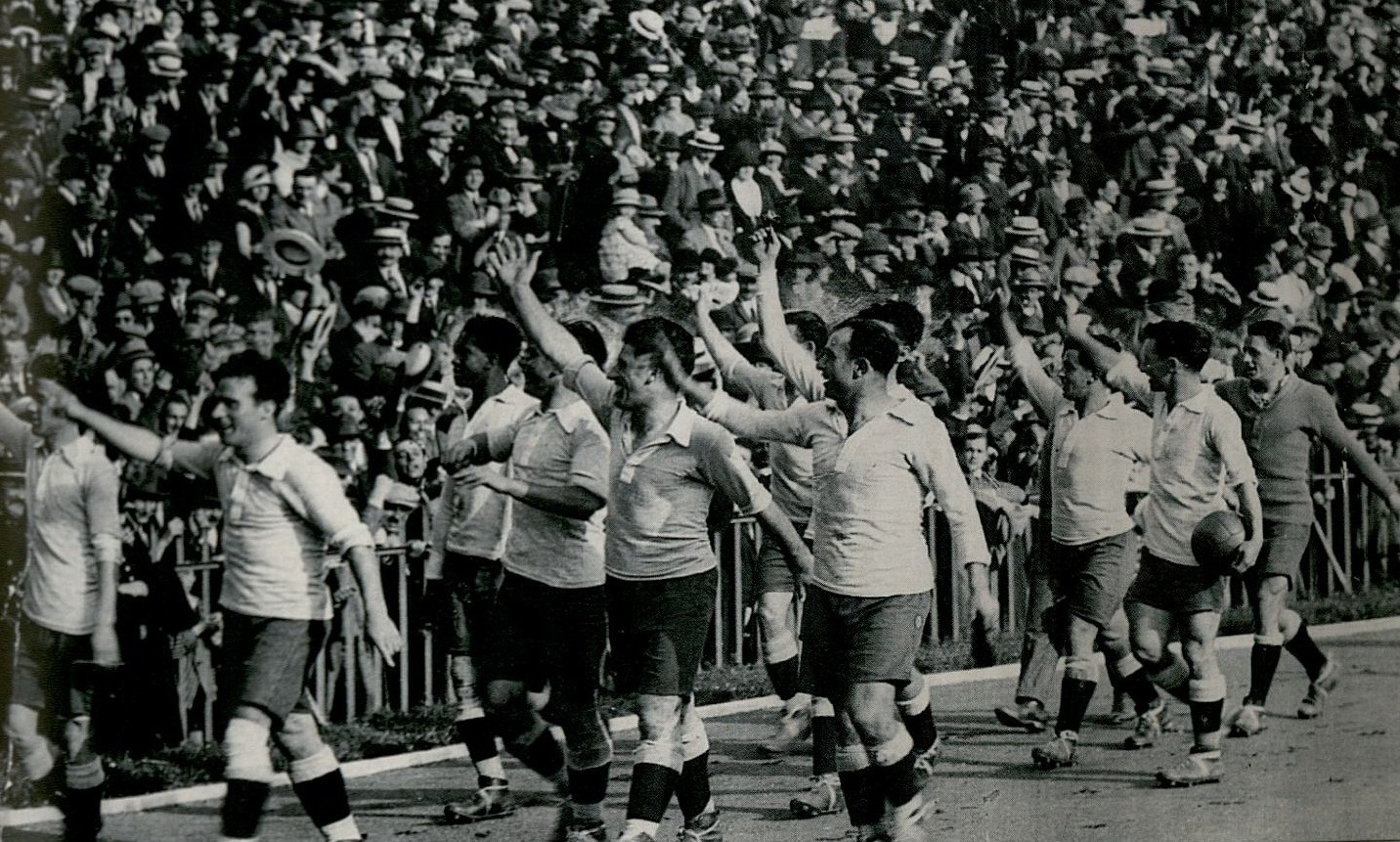 Crónicas Migrantes: La Vuelta Olímpica creada por la Selección Uruguaya de  fútbol campeona en los Juegos de París 1924