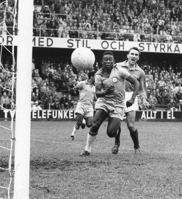 PELÉ EN SU MÁXIMO ESPLENDOR. Por las Semifinales del Mundial Brasil derrota a Francia 5-2, en partido en Estocolmo el 24 de junio de 1958. Pelé hizo tres goles. - CONMEBOL