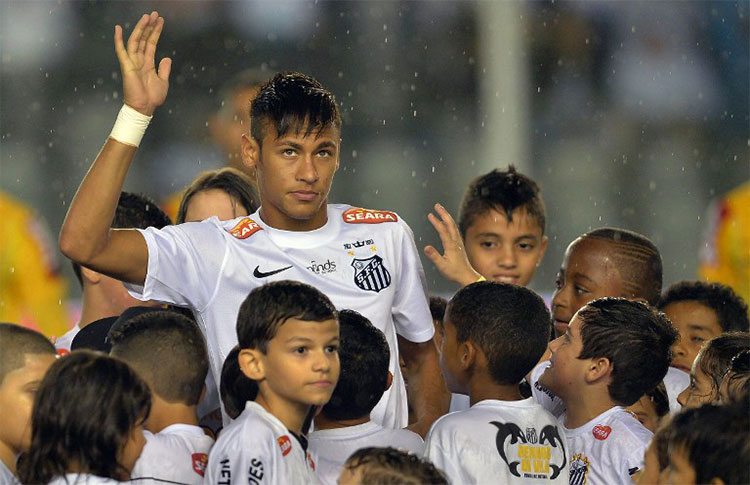Imagem do novo PES 2014 tem Neymar jogando no Santos