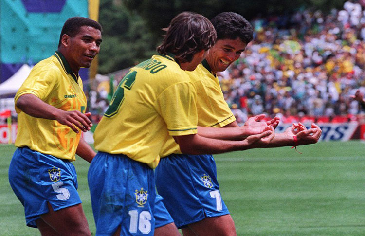 Embala neném”: o gesto que deu vida a Bebeto - CONMEBOL