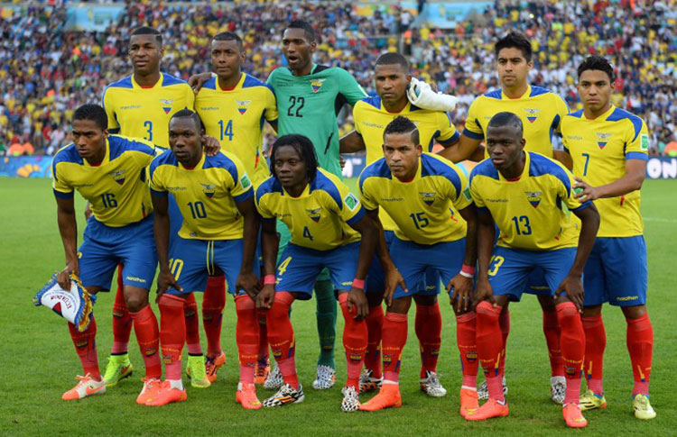 Campo de futebol com escalação da equipe do equador para