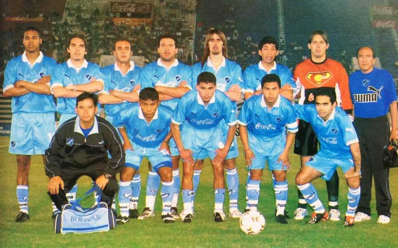 Bolívar de La Paz ano de 2002. Julio Ferreira, Gonzalo Galindo, Ricardo  Tufiño, Oscar Sánchez, Martín Lígori, Edgar Olivares, José Fernández.  Agachados: Percy Colque, Joaquín Botero, Luis Gatty Ribeiro, Pedro  Guiberguis. - CONMEBOL