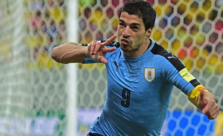 Campeão uruguaio, Suárez presenteia elenco com celular de R$ 7,6