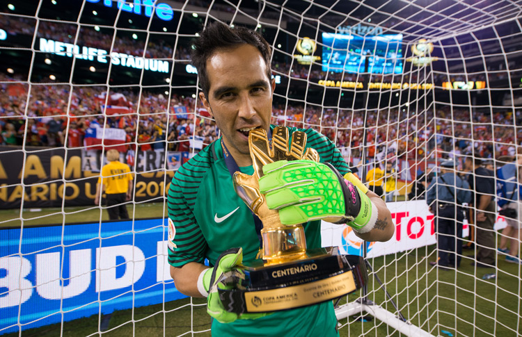 Claudio Bravo gana el “Guante - CONMEBOL