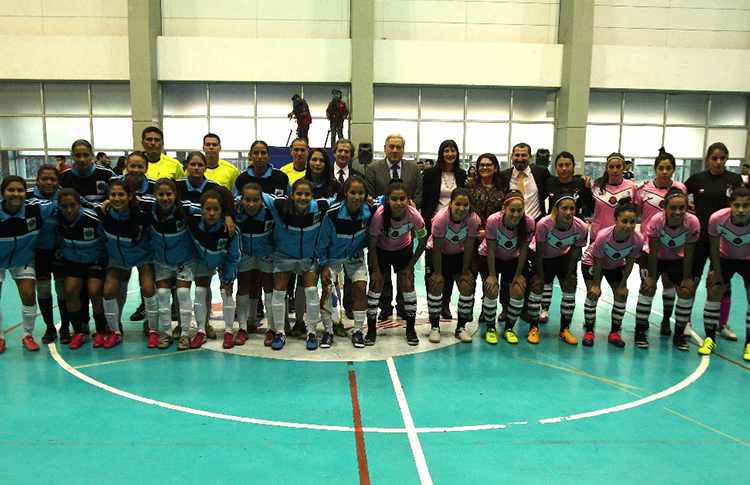 A força do futebol feminino do Centro Olímpico