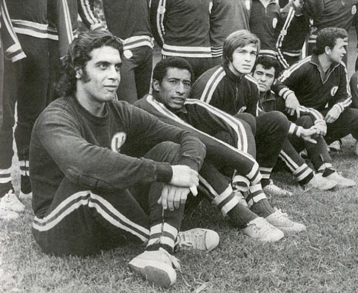 1972. Humberto Horacio Ballesteros, el notable guardameta de Universitario de Deportes. Nació en Buenos Aires y se nacionalizó peruano. Con él, el plantel “crema”. – CONMEBOL
