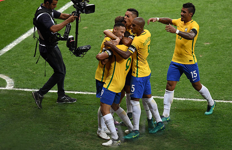 Belo Horizonte - MG - 10/11/2016 - Eliminatorias da copa do Mundo 2018  Brasil x Argentina, Fulano do Brasil disputa lance contra jogador da  Argentina pela eliminatoria da copa do Mundo de