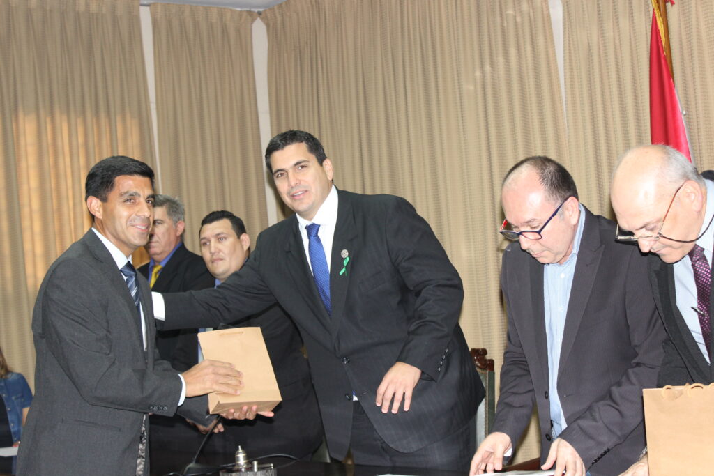 APF: árbitros reciben insignia FIFA 2017 – CONMEBOL