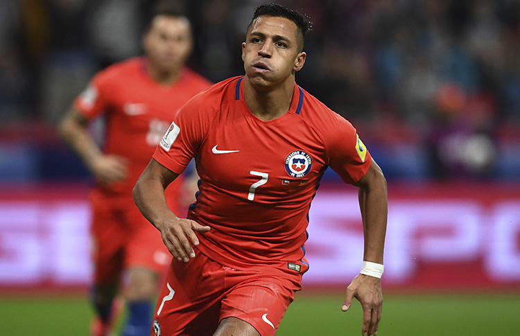 Alexis é um dos dois artilheiros históricos da “Roja” - CONMEBOL