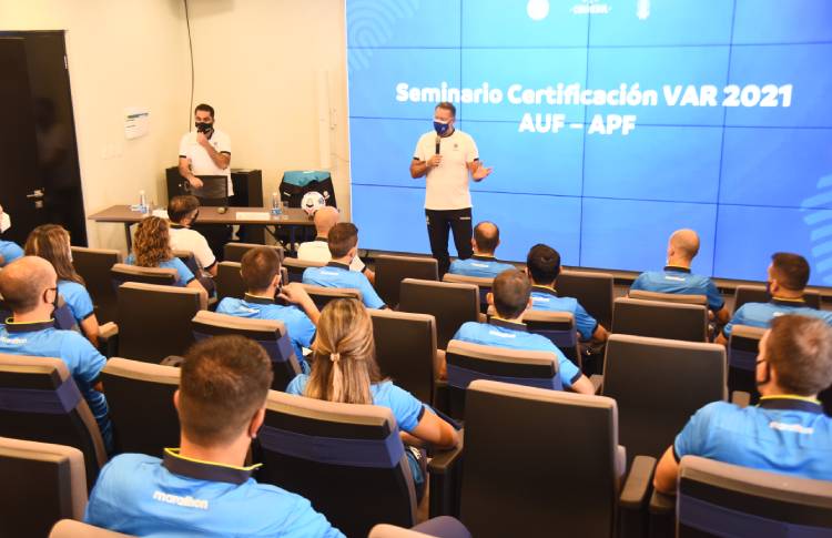 El Curso de Árbitro empezó con los trabajos en cancha - AUF