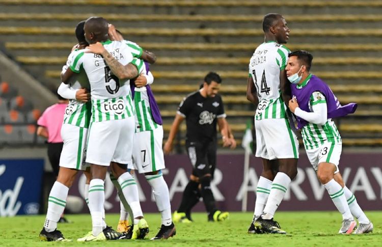 Atlético Nacional vence Racing e se aproxima de vaga na Libertadores