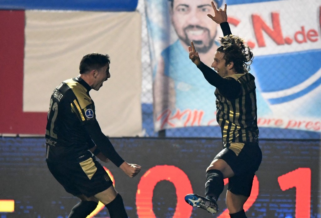 Nacional y Peñarol empataron 2-2 en el clásico del fútbol uruguayo