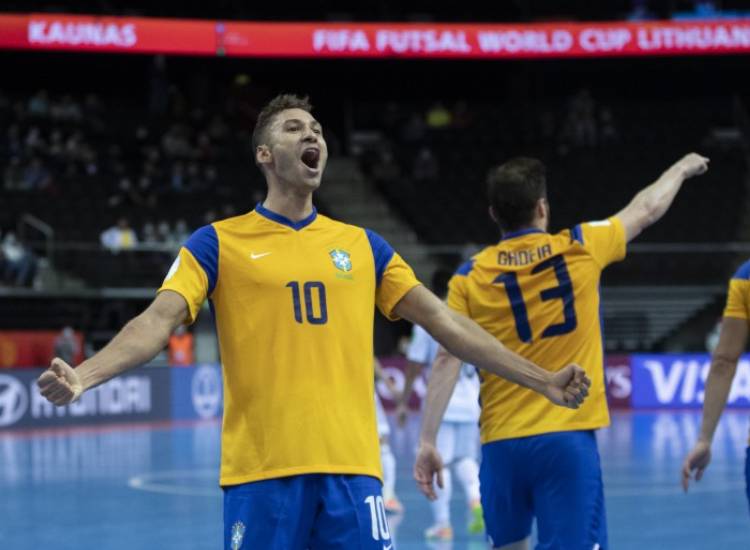 CONMEBOL.com - ¡Avanza Brasil! 🇧🇷👏 La Canarinha le ganó 4-2 a Japón 🇯🇵  y pasó a cuartos de final del Mundial FIFA de Futsal Lituania 2021 🏆🙌 📸  @cbf_futebol #FutsalWC