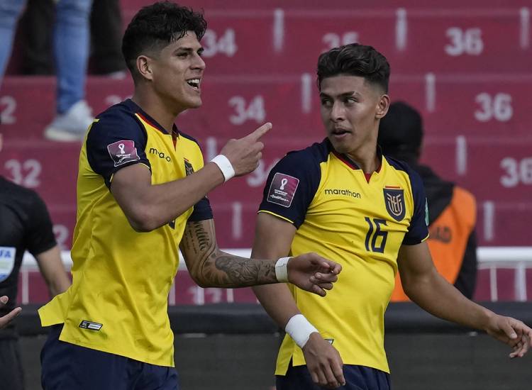 Campo de futebol com escalação da equipe do equador para