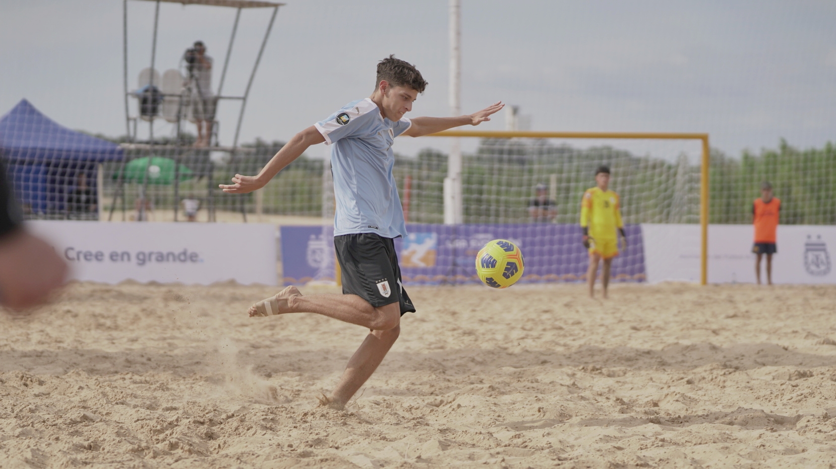 VÍDEO: fez de um canto um lance de futebol de praia e marcouum