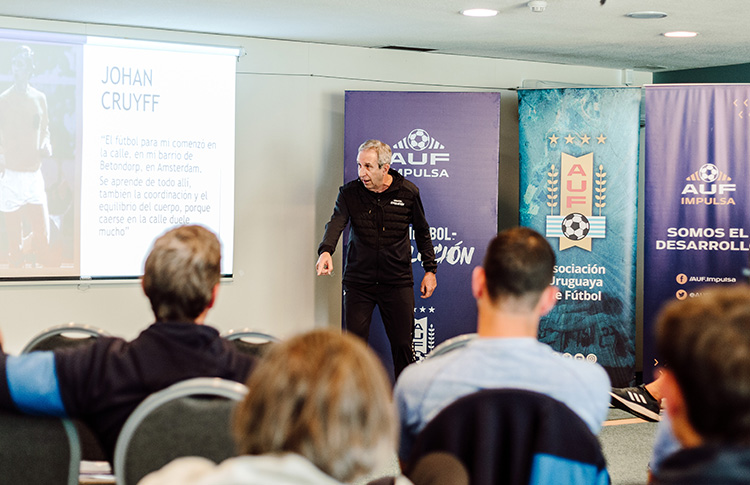 Comenzó el curso de CONMEBOL de Fútbol Playa - AUF