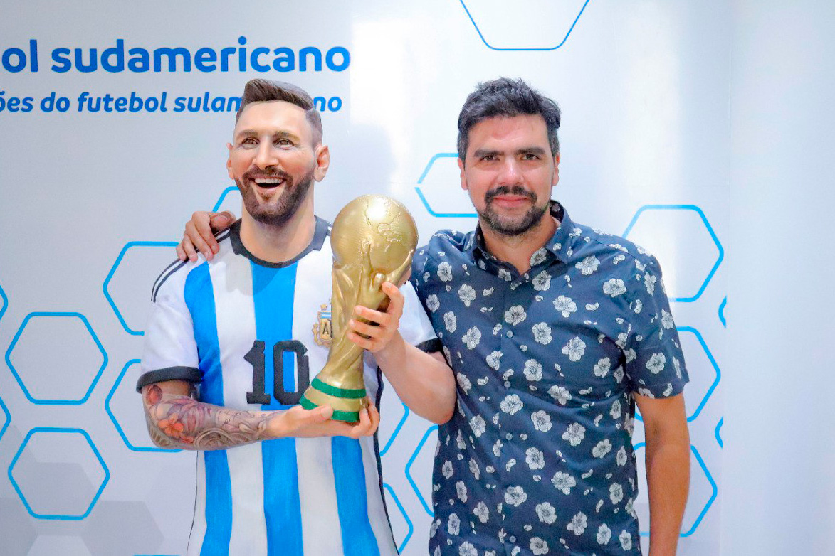 Conmebol sorprende a Lionel Messi con una estatua de tamaño real