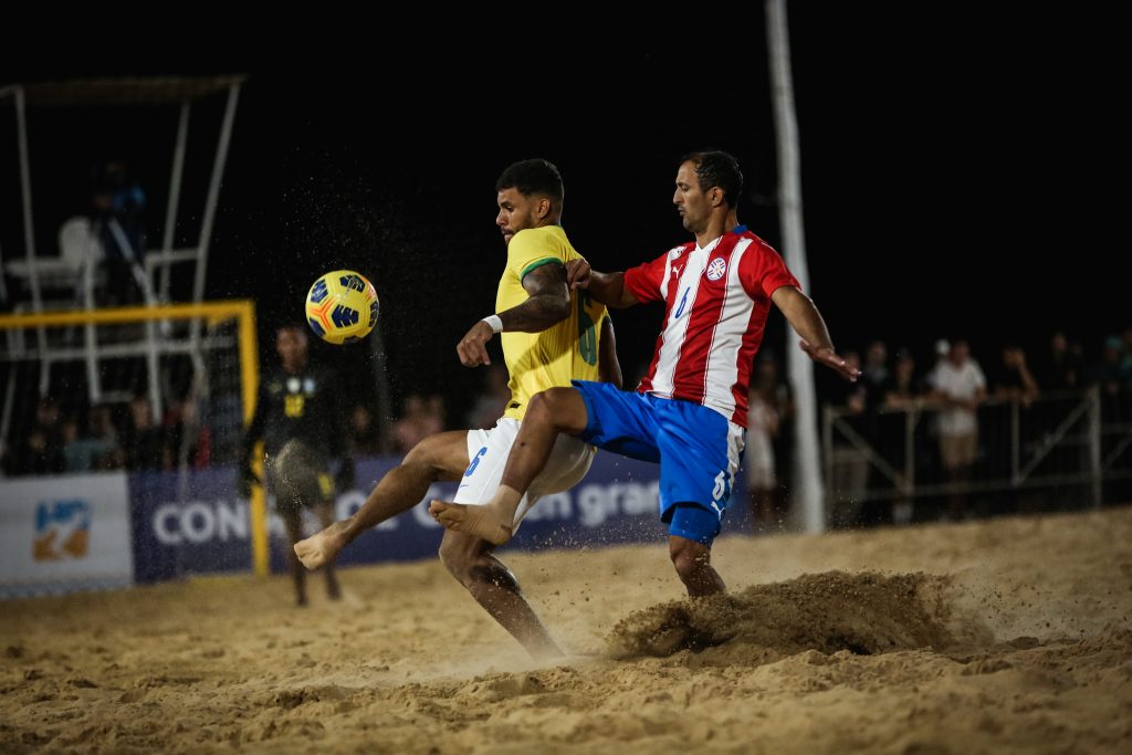 Brasil y Paraguay lideran el Sudamericano de fútbol playa, tras