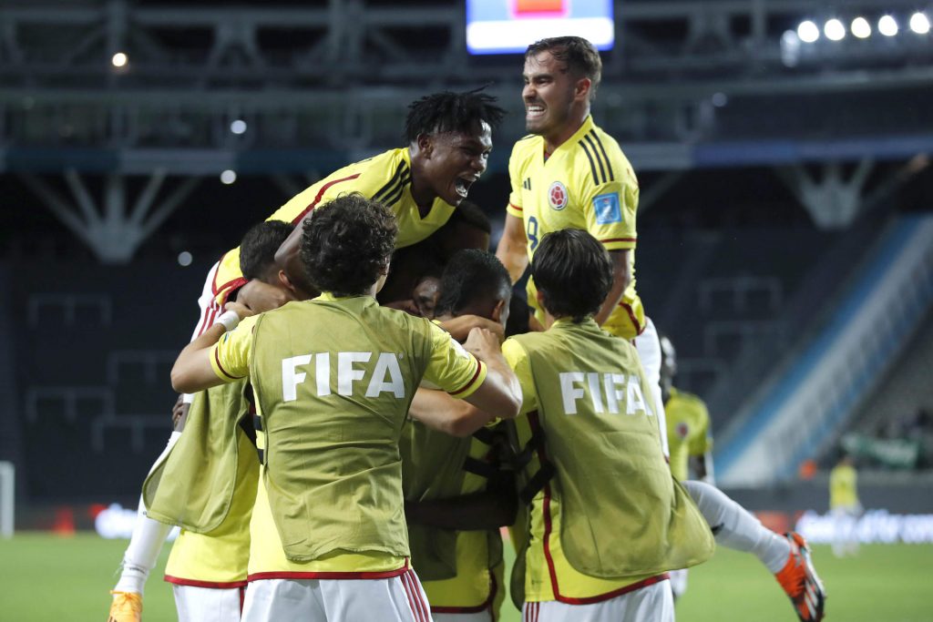 Brasil vence Colômbia e se classifica para Copa com 6 jogos de