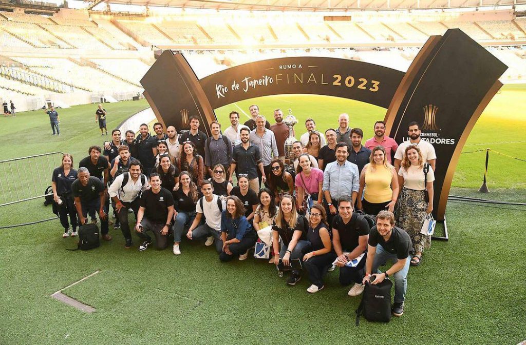 con sponsors en la sede de la Final de la CONMEBOL