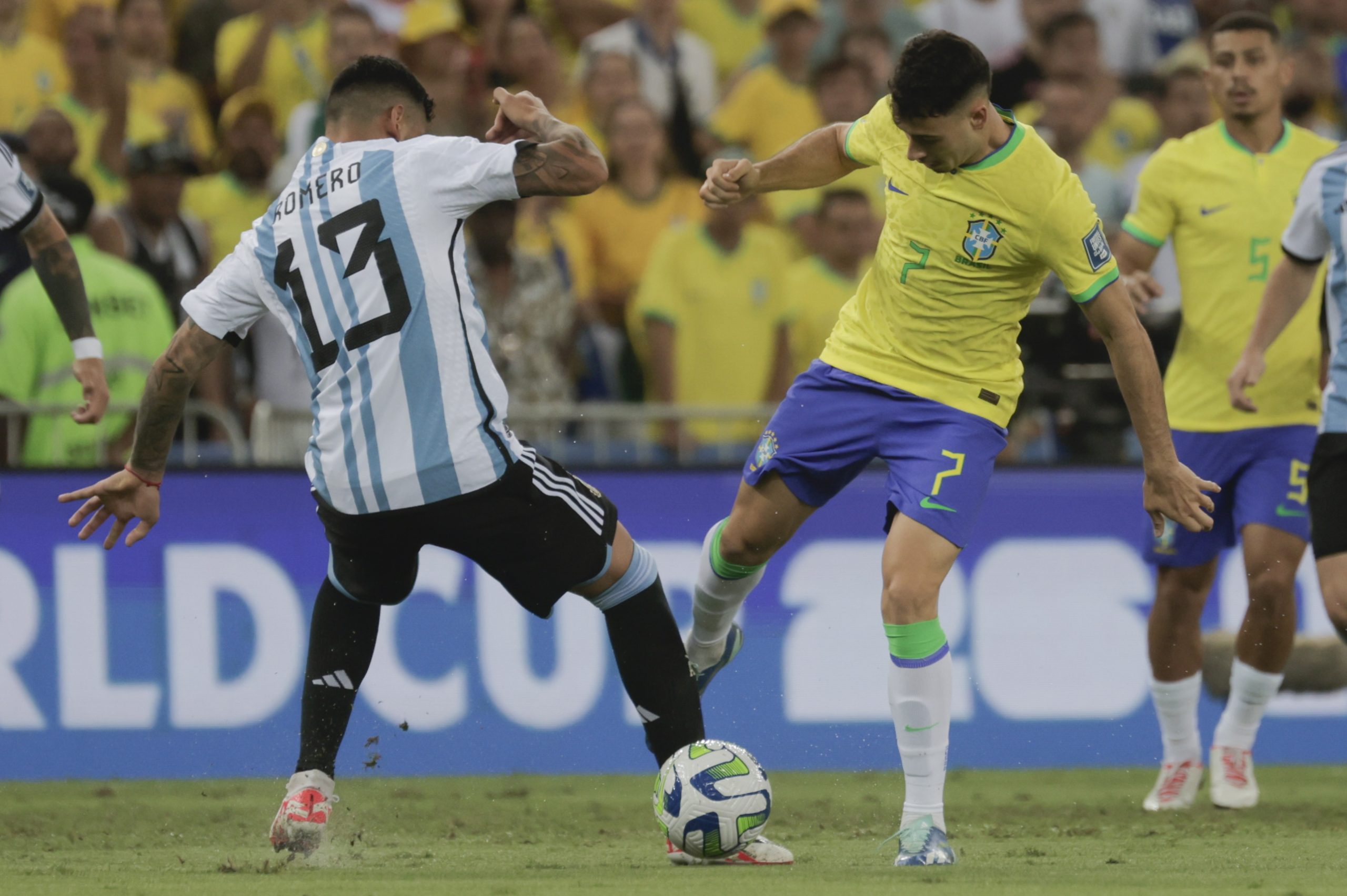 Argentina vence Brasil no Maracanã e fecha 2023 na liderança das