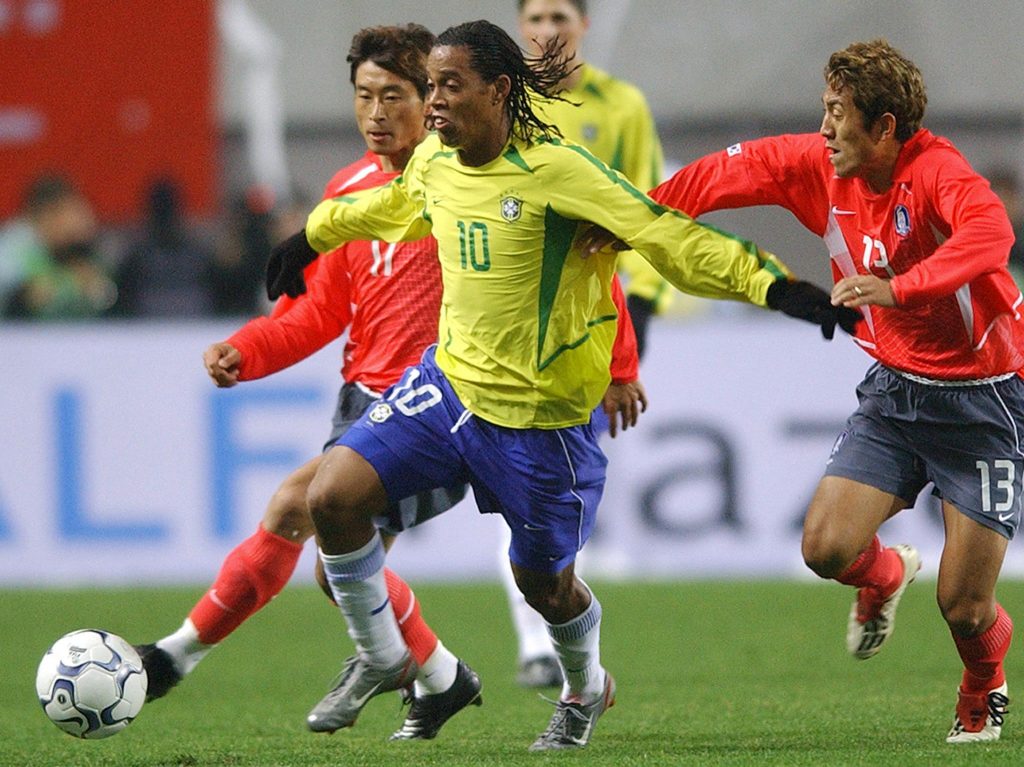 Ronaldinho Ga cho Sorriso Marcante E Espetacular Habilidade Com A Bola 