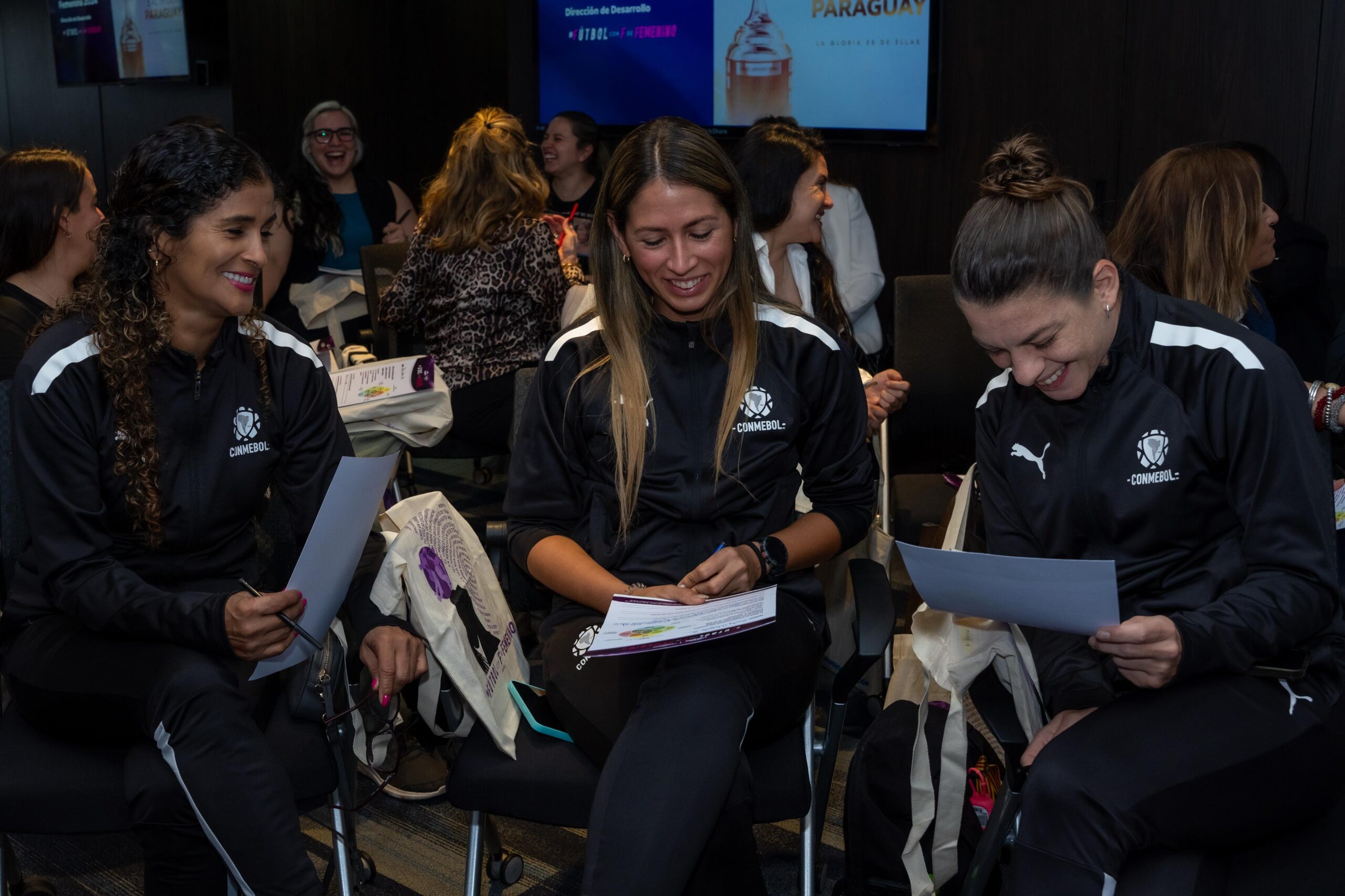 Mujeres con historia Un espacio para el fortalecimiento del fútbol